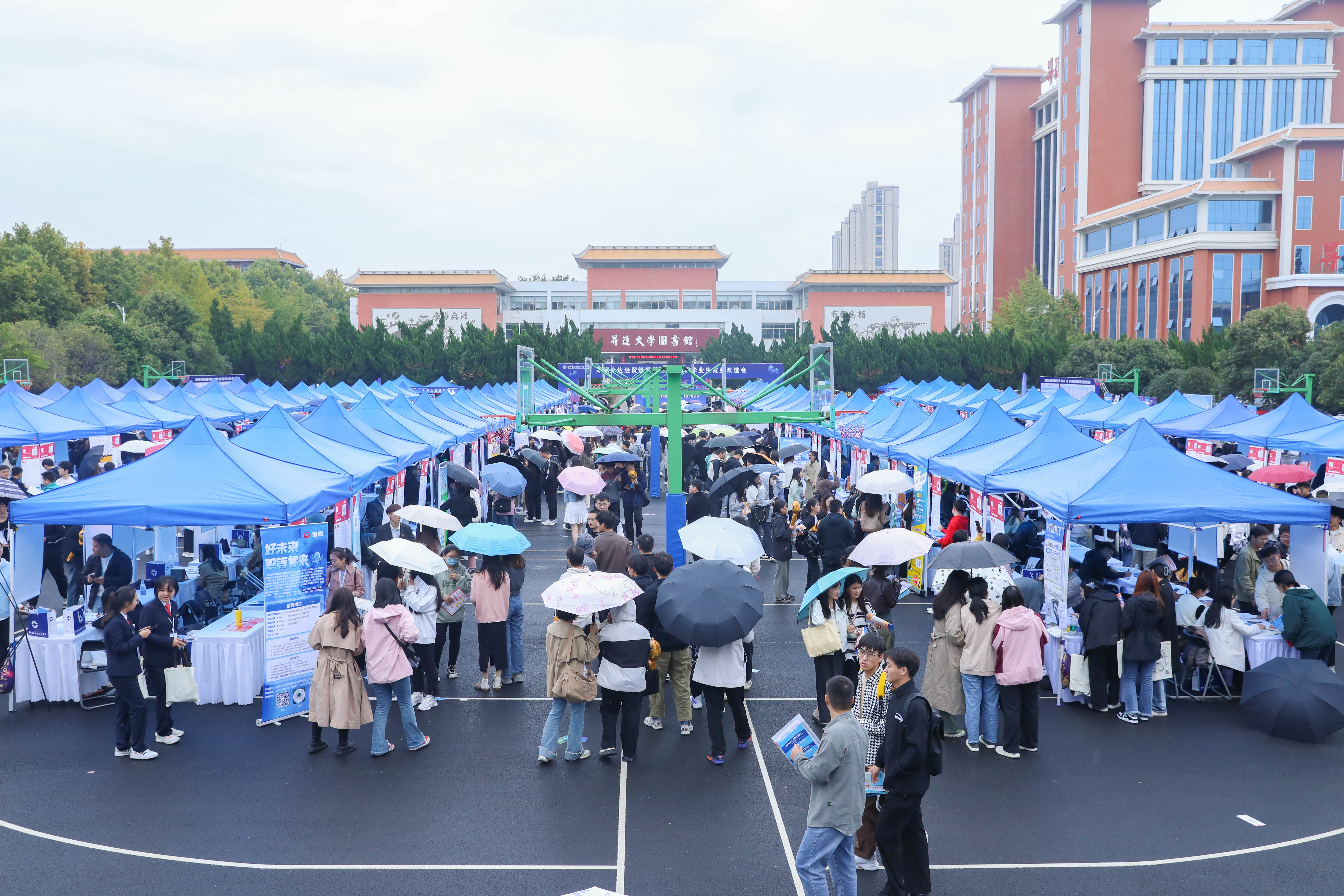 郑州升达经贸管理学院举行2024届毕业生就业双选会